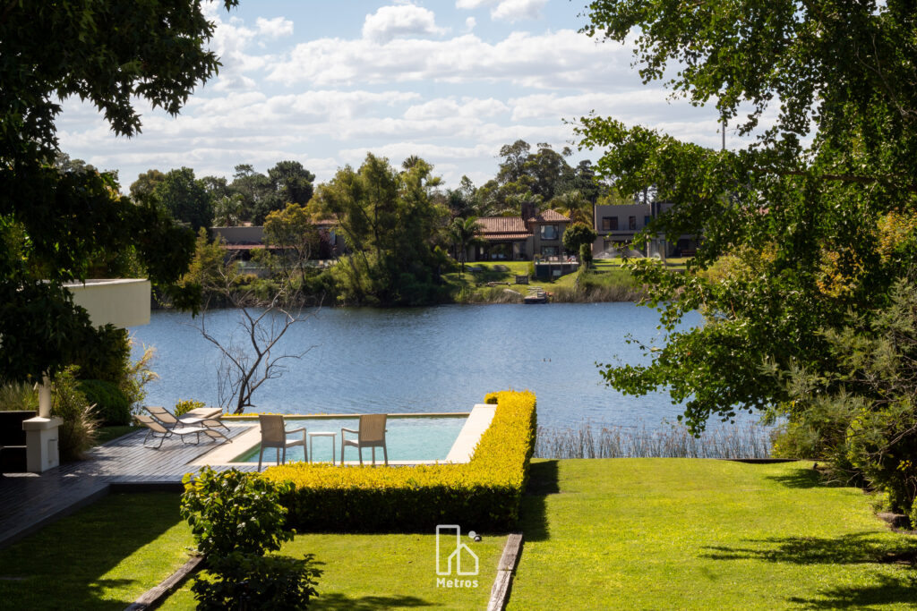 jardin con piscina al lago