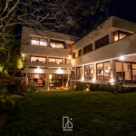 casa iluminada de noche