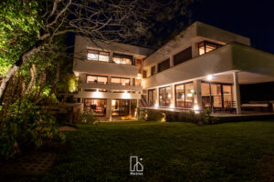 casa iluminada de noche